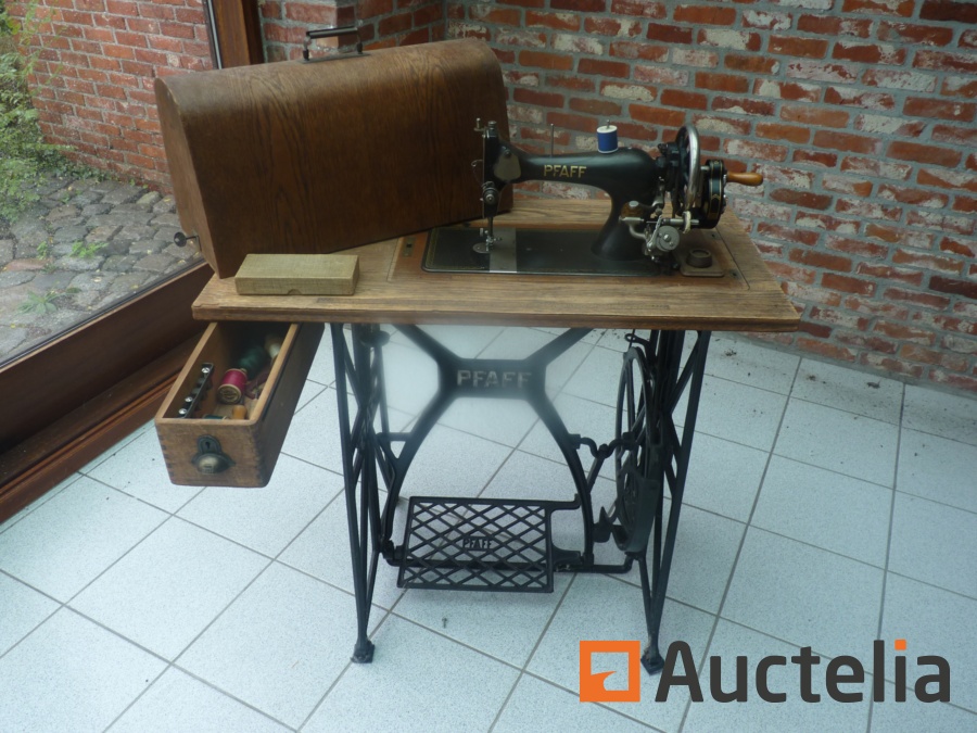 Sewing machine of the make PFAFF Textile machines Sewing machines