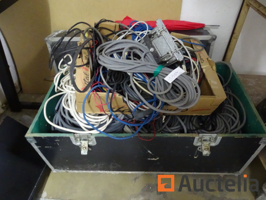 Divers câbles, spot, caisse de rangement - Matériel électrique